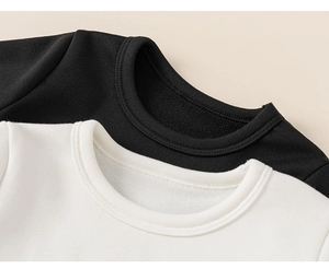 Dettaglio del girocollo a costine e della fodera in pile calda su maglie per bambini