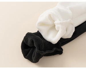 Dettaglio di maglia termica per bambini con fodera in pile bianco e polsini a costine