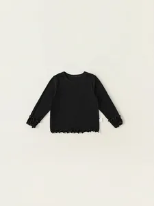 T-shirt nera a maniche lunghe per bambine con bordo a volant e scollo a girocollo