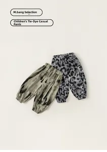 Détail de deux pantalons jogging pour enfants avec motifs tie-dye vert et léopard gris et bords