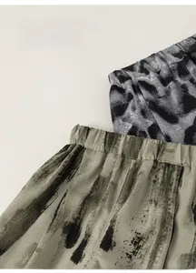 Détail de la taille élastique et motifs tie-dye sur le pantalon d'été pour enfants