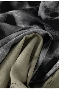 Vue macro détaillée de la texture du tissu tie-dye gris sur le pantalon pour enfant