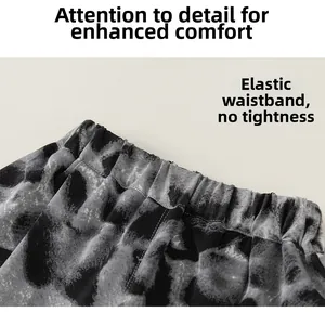 Détail de la taille élastique du pantalon de jogging tie-dye pour garçons en tissu extensible