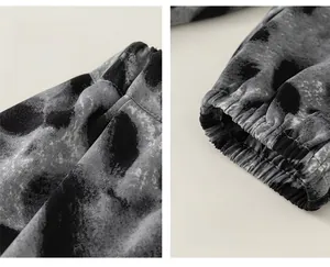 Détail du pantalon tie-dye pour enfant montrant le motif d'encre et les poignets élastiques