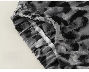 Détail de la taille élastique avec coutures renforcées sur pantalon léopard enfant