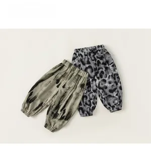Détail du pantalon de jogging pour garçon avec taille élastique et motifs de calligraphie