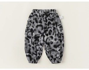Vue détaillée du pantalon léopard pour enfants avec taille et chevilles élastiques