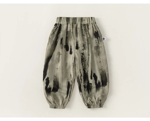 Détail de la taille élastique et du motif tie-dye à l'encre sur le pantalon léger pour enfants