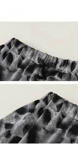 Vue détaillée de la taille élastique sur un pantalon d'été pour enfant à motif encre
