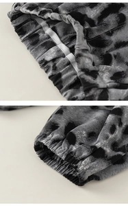 Détail de la taille élastique et des chevilles côtelées sur le pantalon tie-dye doux
