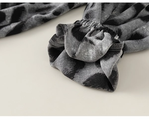 Vue détaillée des poignets élastiques et du motif tie-dye gris sur pantalon enfant