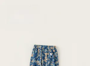 Vue détaillée du pantalon enfant avec taille élastique et motif floral abstrait