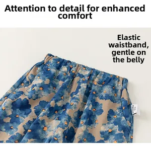 Détail de la taille élastique du pantalon enfant avec imprimé de style batik