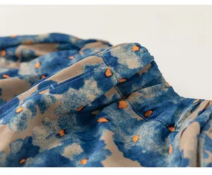 Gros plan des coutures fines sur le pantalon d'été léger à motif floral