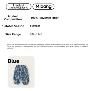 Détail de l'imprimé floral bleu sur pantalon d'été léger anti-moustiques pour enfants