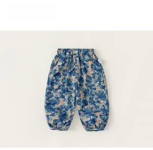 Détail du pantalon floral avec taille élastique et chevilles resserrées