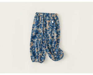 Détails du pantalon enfant en coton avec taille élastique et motifs de fleurs à l'encre