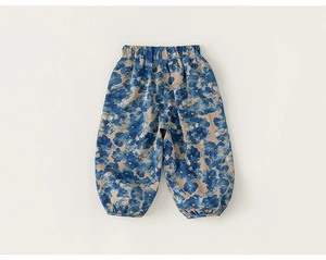 Détail de la taille élastique et des chevilles sur ce pantalon bouffant à motifs floraux
