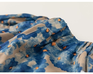 Détails de la taille élastique et de l'imprimé floral à l'encre sur pantalon d'été enfant