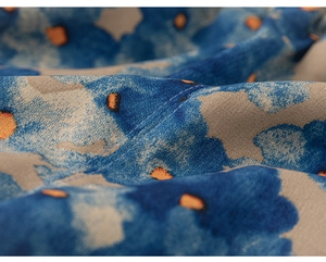 Gros plan sur la texture du tissu tie-dye à l'encre avec des coutures détaillées