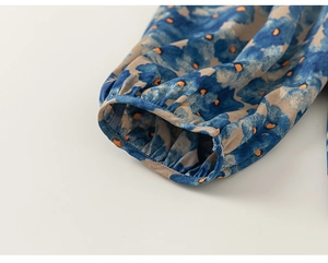 Gros plan des poignets élastiques sur un pantalon fleuri bleu pour enfants