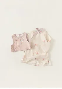 Broderie détaillée d'oiseaux et de fleurs sur un gilet Hanfu rose avec nœuds chinois