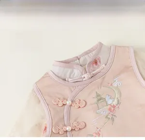 Détail du col montant chinois traditionnel avec boutons en perles et broderie florale