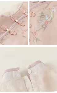 Détail de robe Hanfu rose pâle pour enfant avec broderie florale et boutons faits main