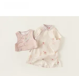 Détail du gilet rose brodé avec boutons perles et robe Hanfu à fleurs pour filles
