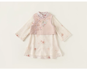 Détail du gilet chinois rose avec broderie, boutons perles et robe fleurie pour filles