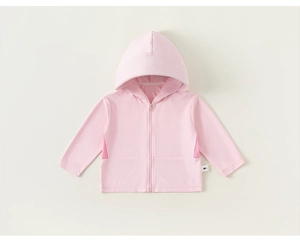 Dettaglio della giacca protettiva solare rosa per bambini con rete traspirante e zip