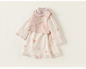 Détails d'un gilet brodé rose et d'une robe fleurie avec boutons traditionnels chinois