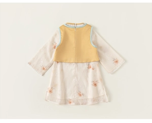 Vue détaillée du gilet jaune et de la robe à fleurs aux motifs de roses rétro
