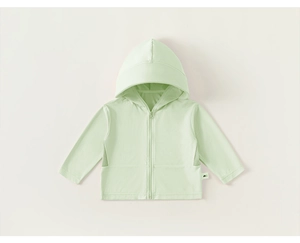 Dettaglio della giacca protettiva solare in maglia traspirante verde chiaro con zip