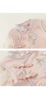 Détail du haut Hanfu rose avec broderies, boutons perlés et manches en gaze à fleurs douces