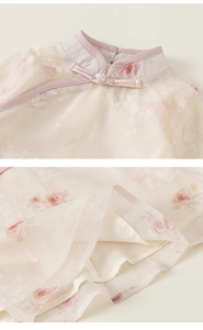 Détail du gilet Hanfu pour filles abricot avec motifs de roses et boutons chinois