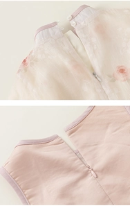 Détail du tissu mousseline à fleurs avec col montant chinois et boutons blancs délicats