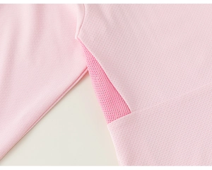 Dettaglio della giacca solare rosa per bambini con inserti in mesh traspirante a nido d'ape
