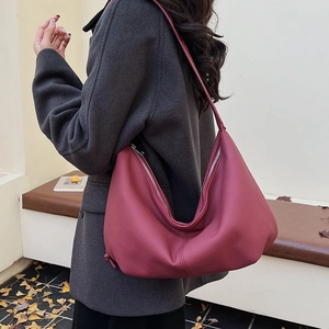 Detailed close-up of dark red hobo bag with荔枝 grain leather texture and hobo design