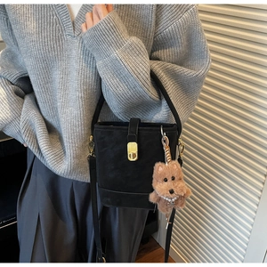 Détails du sac seau vintage noir avec fermoir doré rotatif et breloque chien en peluche