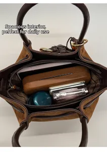 Vista dall'alto dell'interno spazioso di una borsa tote in pelle scamosciata marrone