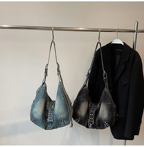 Détails des sacs hobo en denim vintage avec des rivets métalliques argentés et décorations