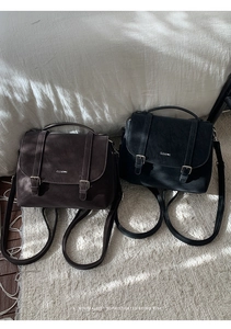 Dettaglio degli zaini minimalisti in pelle marrone e nera con logo CLEAR K in evidenza