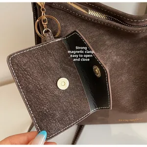 Vue détaillée du sac en cuir marron foncé avec fermeture magnétique et couture fine