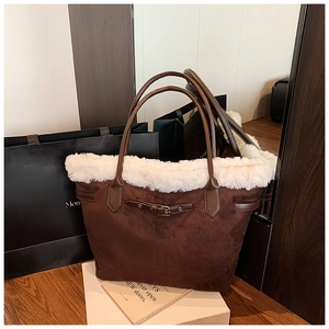 Vue détaillée du sac cabas en daim marron foncé avec bordure en fausse fourrure blanche et boucle