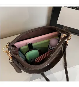 Vue de dessus de l'intérieur spacieux d'un sac à bandoulière en daim marron foncé