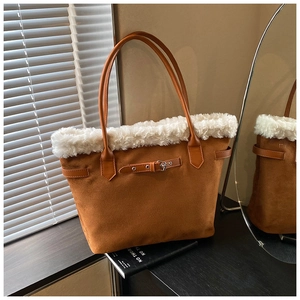 Détail du cabas en daim marron avec bordure en fausse fourrure blanche et boucle argent