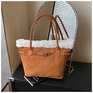 Détail du sac cabas en daim fauve avec bordure en fausse fourrure blanche et boucle