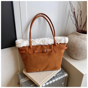Détail du sac fourre-tout marron avec bordure en fausse fourrure blanche et daim chic