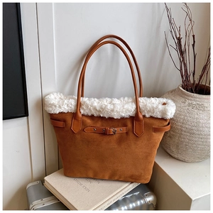 Détail d'un sac cabas en daim marron avec garniture en peluche blanche et boucles